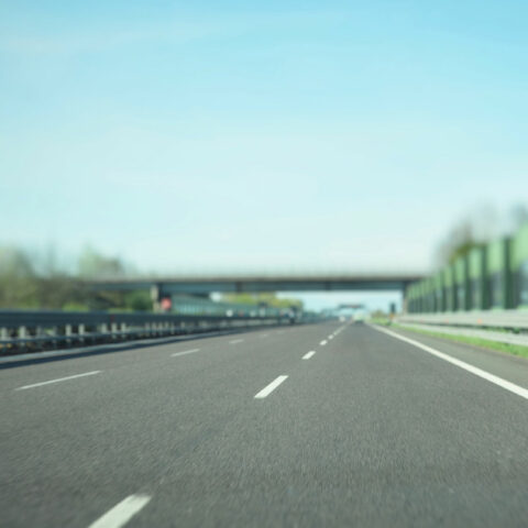 strada asfalto pneumatici fuori uso