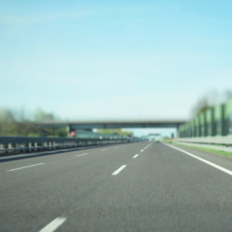 strada asfalto pneumatici fuori uso
