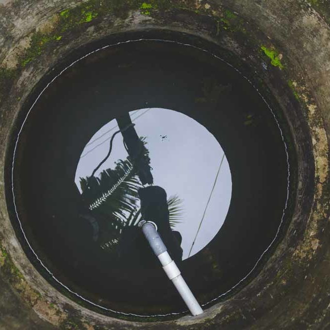 acque reflue dentro un pozzo