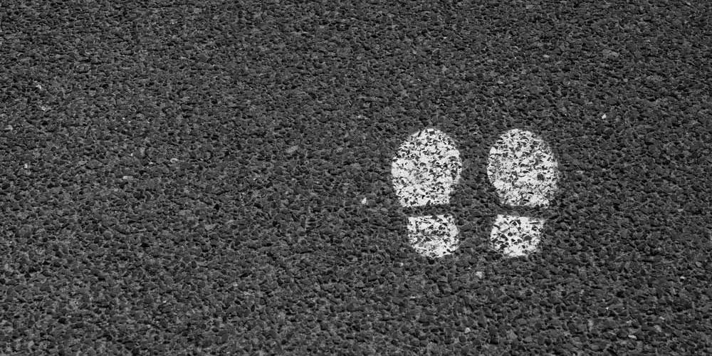 asfalto con impronte di scarpe