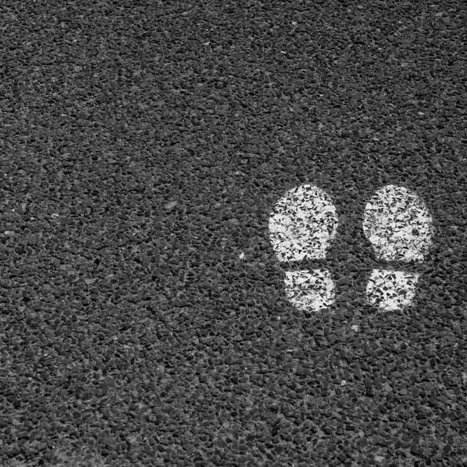 asfalto con impronte di scarpe