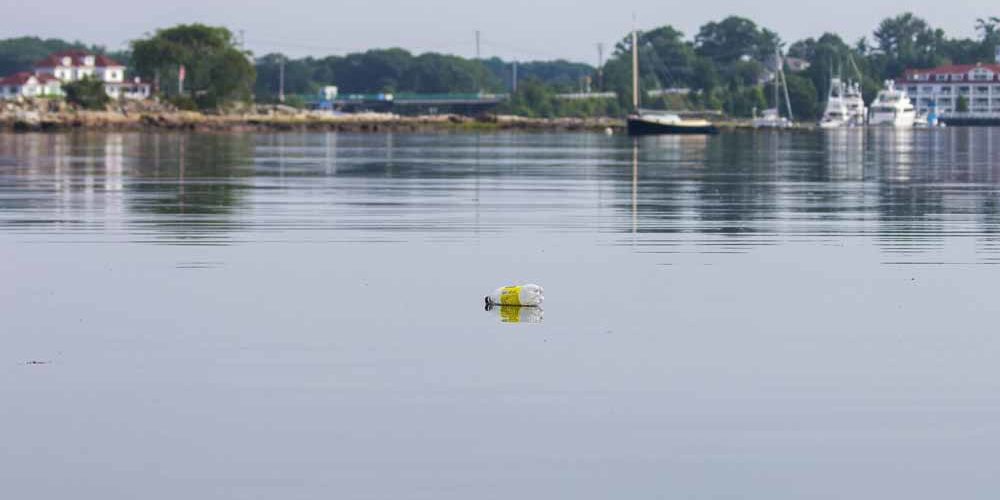 bottiglia di plastica in acqua