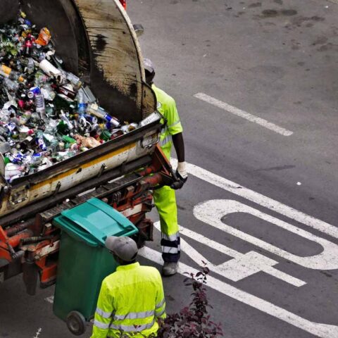 netturbini al lavoro su strada