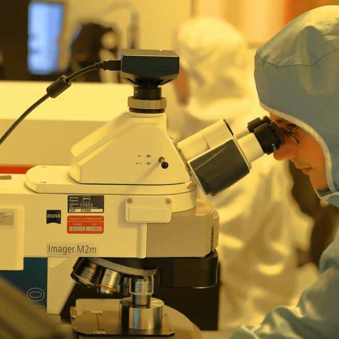 scienziato usa microscopio