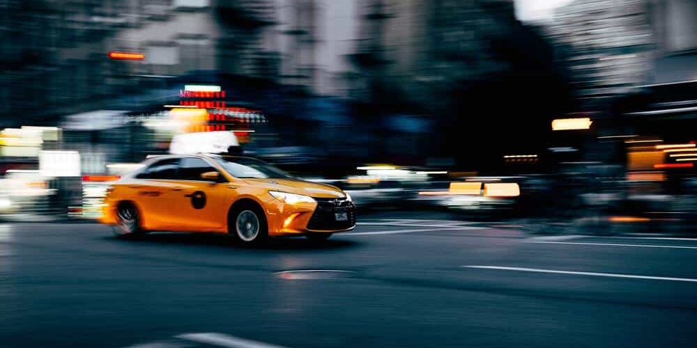 taxi giallo su strada
