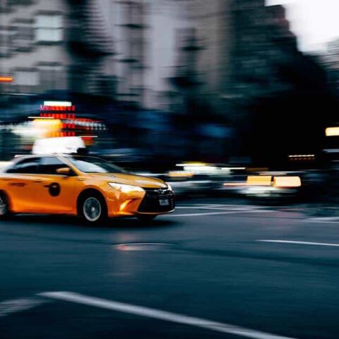 taxi giallo su strada