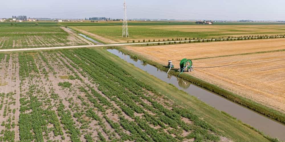 canale di irrigaione campi