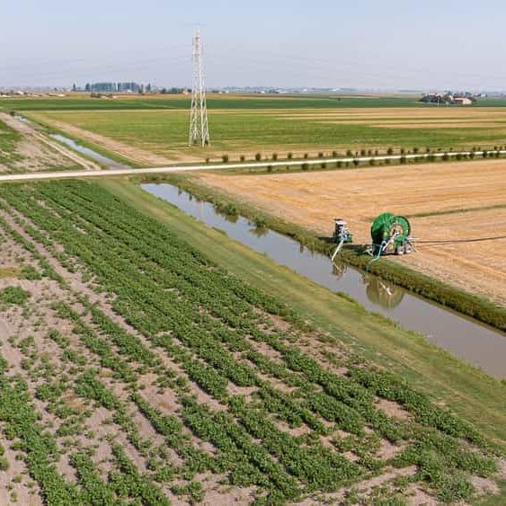 canale di irrigaione campi