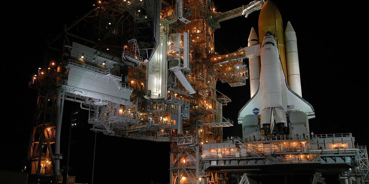 navicella spaziale di notte